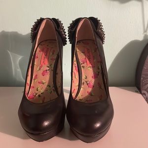 Black bow heels